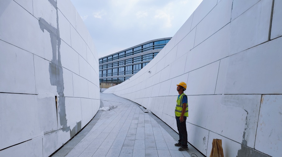 東莞大灣區(qū)大學GRC幕墻板火熱施工中 東莞大灣區(qū)大學GRC幕墻板火熱施工中