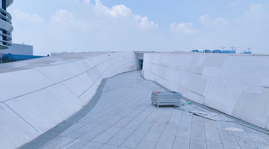 東莞大灣區(qū)大學GRC幕墻板火熱施工中 東莞大灣區(qū)大學GRC幕墻板火熱施工中