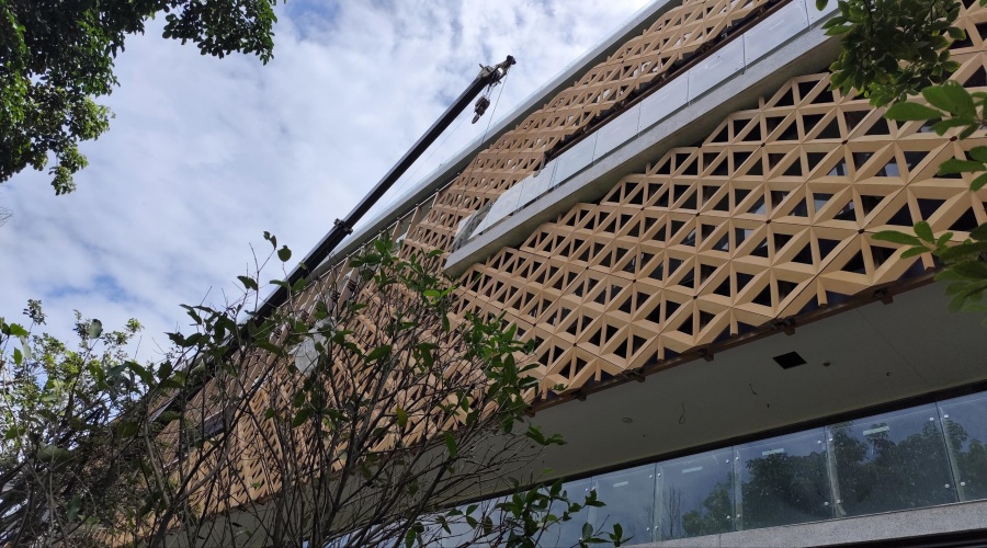 惠州茶葉產業園彩色UHPC鏤空幕墻板工程案例